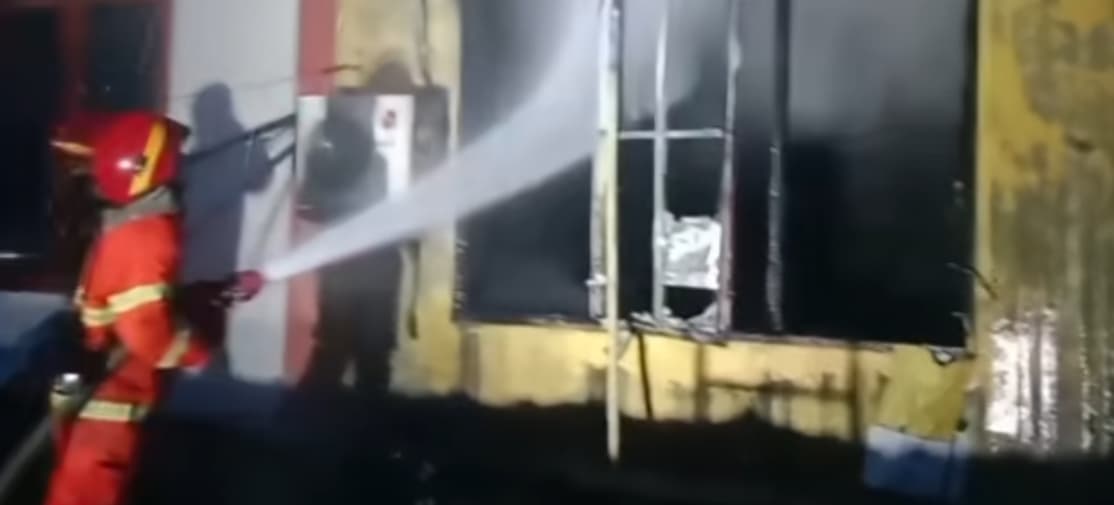 KKebakaran di Pasar Lambaro, Dua Toko Warga dilahap Api