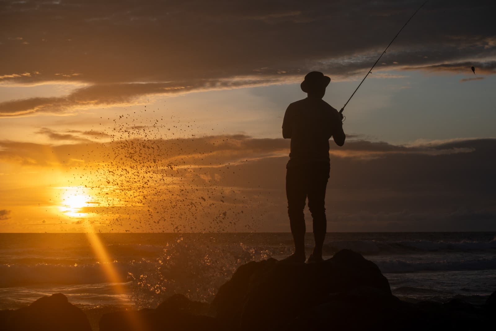 Amal Yadi, Warga Banda Aceh yang Menikmati Senja Sambil Memancing di Lhoknga