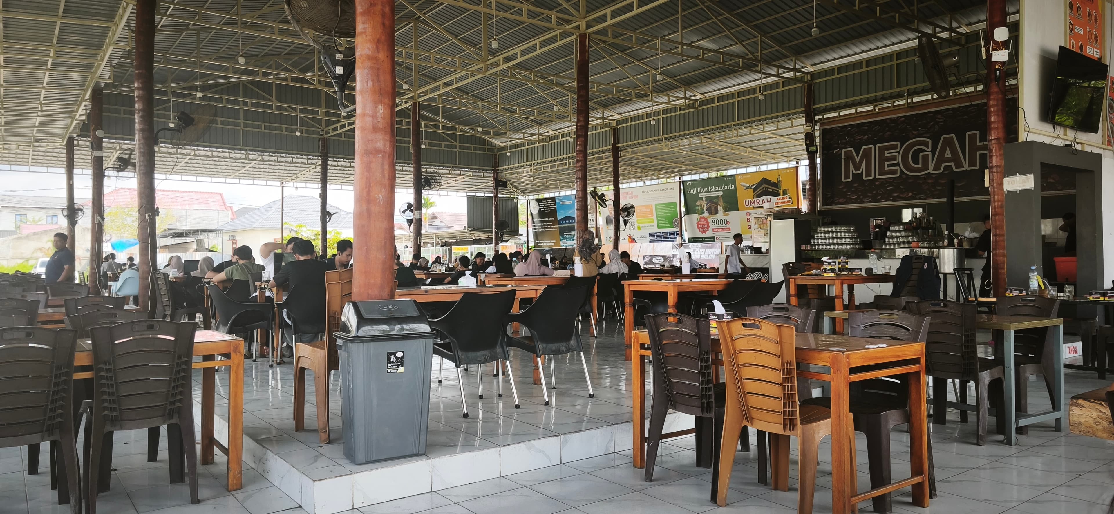 Hari Buruh Internasional, Warga Banda Aceh Habiskan Waktu Libur di Warung Kopi