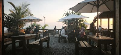 Menikmati Senja di Lhoknga, Maha Corner Jadi Pilihan Favorit Santai Sore