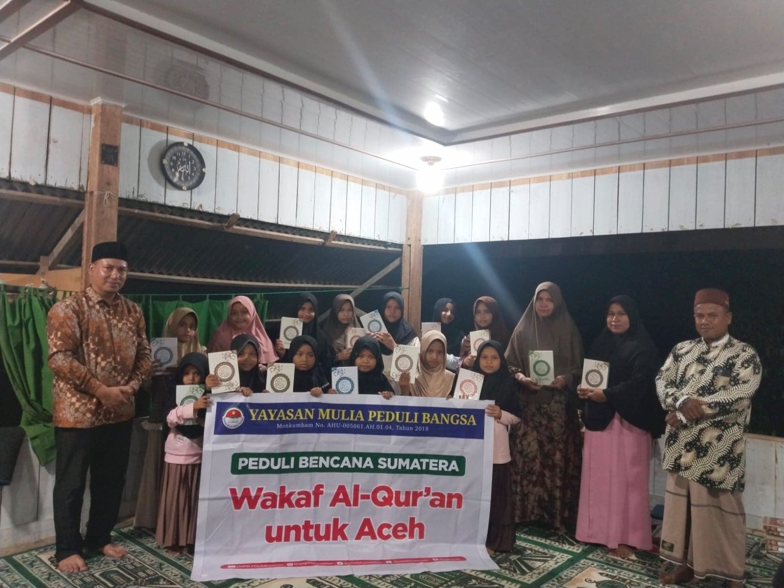 YMPB dan Ustadz Azhar Kiran Salurkan Ratusan Mushaf Alquran Waqaf untuk Santri Korban Banjir Pidie Jaya