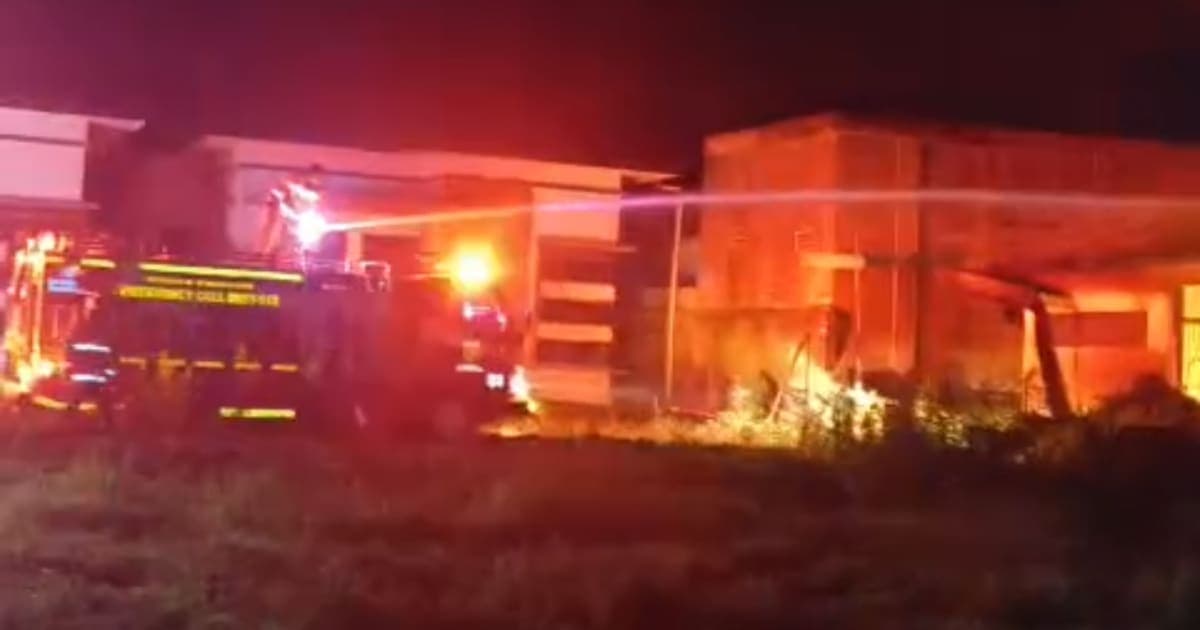 Kebakaran di Kawasan Rukoh Banda Aceh, Damkar Berjibaku Padamkan Api Sabtu Malam